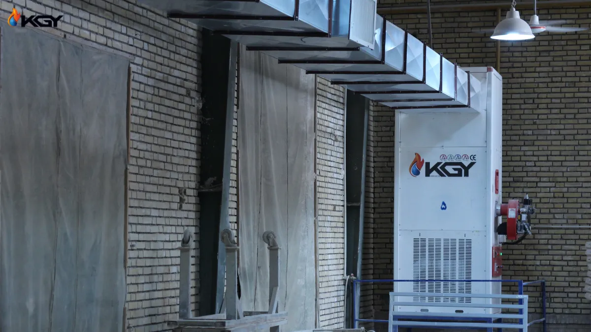 راهنمای جامع خرید بخاری صنعتی | انتخاب هوشمندانه برای فضای کاری 1 بخاری صنعتی در کارخانه تولیدی